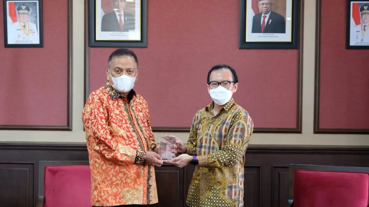 Direktur Digital Business Telkom M. Fajrin Rasyid (kanan) menyerahkan cindera mata