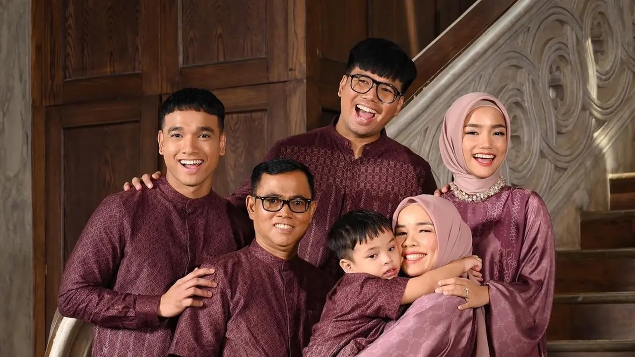 8 Potret Gaya Kompak Keluarga Fuji Jadi Model Busana Sarimbit Lebaran, Elegan Dibalut Hijab hingga Baju Koko