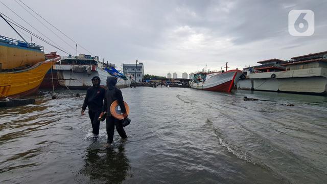 Cuaca Ekstrem, Banjir Rob Landa Pelabuhan Muara Baru
