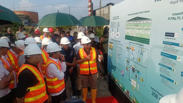 Menteri Lingkungan Hidup Hanif Faisol Nurofik saat berkunjung ke Pembangkit Tenaga Biogas di Lubuk Dalam, Kabupaten Siak.