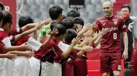 Andre Iniesta disambut anak-anak saat perkenalan bersama klub barunya, Vissel Kobe di NOEVIR Stadium Kobe, Kobe, (26/5/2018). Iniesta dikontrak Vissel Kobe selama tiga tahun. (Michi Ono/Kyodo News via AP)