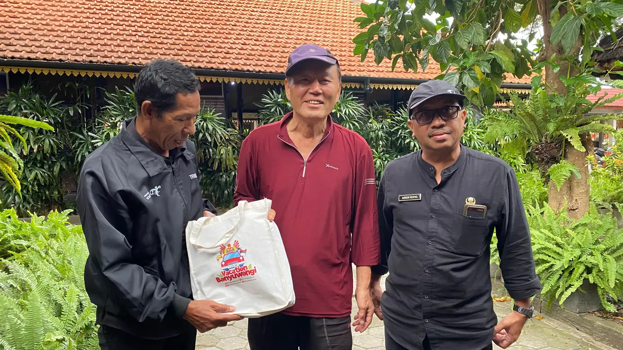 Seorang wisatawan mancanegara asal Korea Selatan, Whan Soo (76) (Tengah) Kehilangan Tas dan uang (Istimewa)