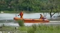 Pencarian korban tenggelam juga dilakukan mulai dari Sungai Cimanuk, Garut hingga ke area genangan Waduk Jatigede. 