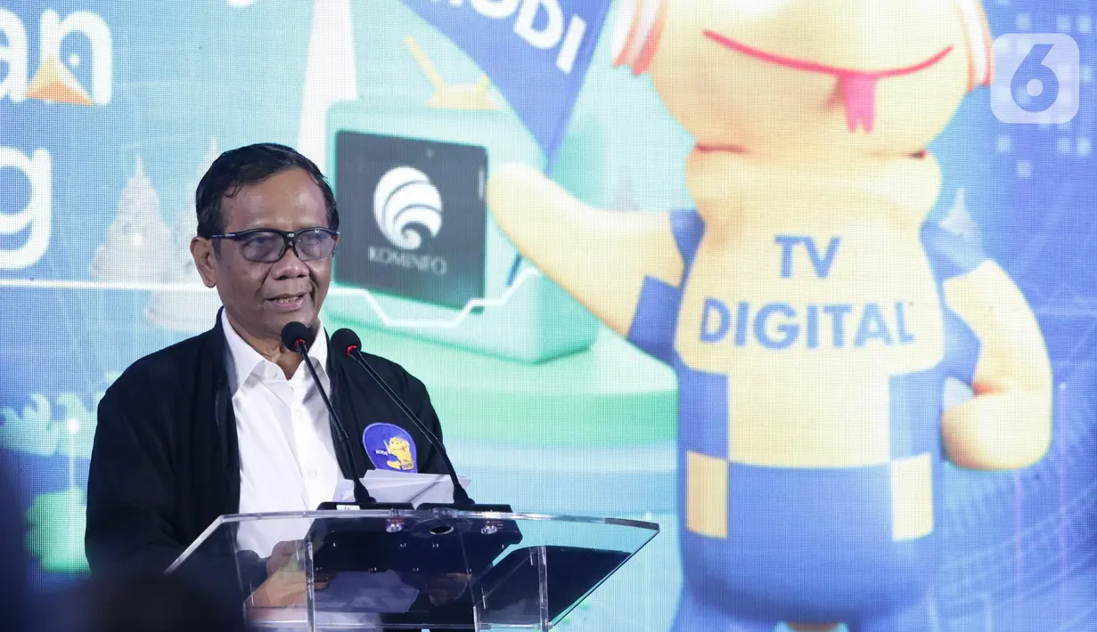 Menko Polhukam, Mahfud MD memberi sambutan saat acara Hitung Mundur Penghentian Siaran TV Analog di halaman Kantor Kementerian Komunikasi dan Informatika (Kominfo), Jakarta, Kamis (3/11/2022) dini hari. Peralihan siaran TV analog ke TV digital merupakan bagian dari agenda pemerintah untuk mendigitalisasi bidang penyiaran. (Liputan6.com/Helmi Fithriansyah)