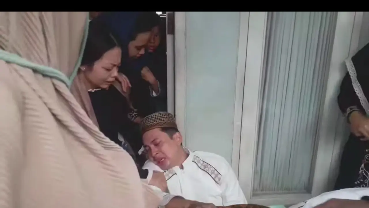 Kiki Farrel Jatuh Pingsan usai Sang Ibunda Meninggal Dunia
