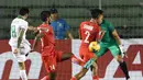 Stefano Lilipaly melepaskan tendangan ke arah gawang Singapura saat Piala AFF 2016, Manila, Jumat (25/11). Gol dari Stefano Lilipaly merubah keadaan menjadi 2-1 untuk Indonesia. (AFP PHOTO / Ted Aljibe)