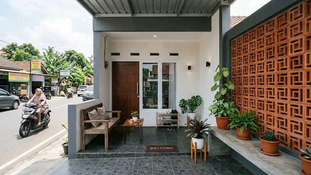 Roster sebaiknya dipasang di bagian mana pada teras kecil? model gunakan roster pada dinding samping teras