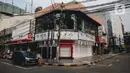 Suasan pertokoan yang tutup di kawasan Little Tokyo, Blok M, Jakarta, Rabu (21/7/2021). Pemerintah resmi menetapkan pemberlakuan pembatasan kegiatan masyarakat (PPKM) level 4 hingga 25 Juli mendatang untuk mencegah penyebaran virus Covid-19. (Liputan6.comn/Faizal Fanani)