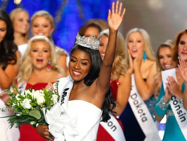 Miss New York Nia Franklin melambaikan tangan ke penonton usai dinobatkan sebagai Miss America 2019 di Atlantic City, New Jersey (9/10). Franklin 24 tahun telah menyelesaikan sarjana komposisi musik di East Carolina University. (AP Photo/Noah K. Murray)