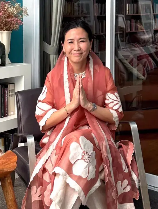 <p>Meski bukan agamanya, Veronica Tan turut serta merayakan suka cita lebaran dengan hadir di open house silaturahmi yang diadakan oleh Prabowo. Ia pun tampak mengenakan pakaian tertutup. [@veronicatan_official]</p>