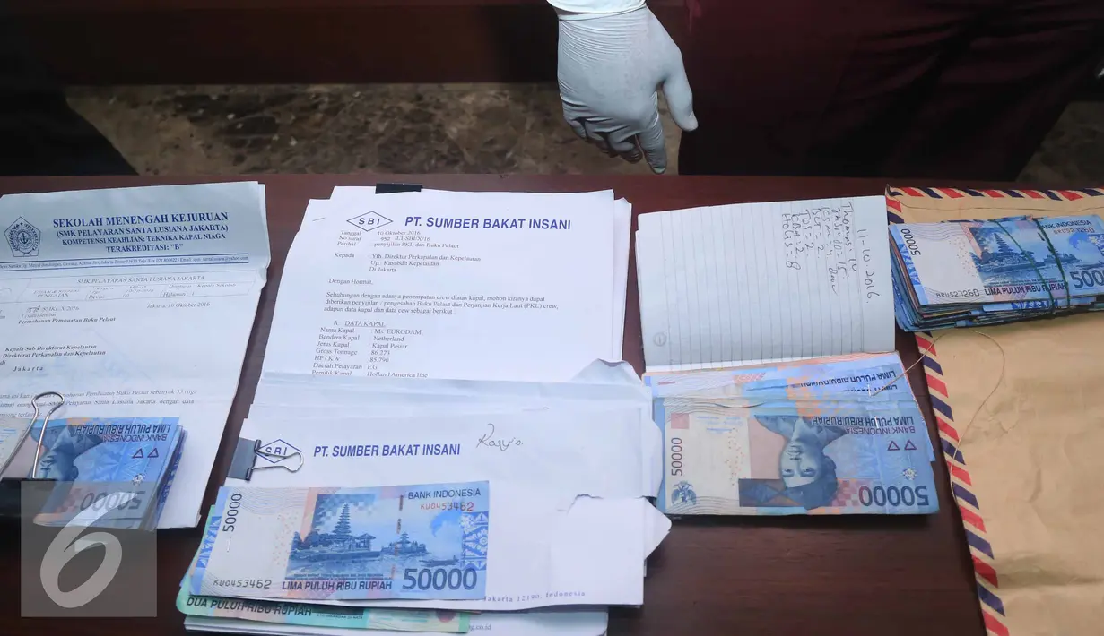 Sejumlah uang diperlihatkan Polda Metro Jaya yang merupakan barang buktu hasil OTT di Kemenhub kemarin, Jakarta, Rabu (12/10). Total uang OTT Suap yang didapatkan sebesar Rp 17.270.000. (Liputan6.com/ Herman Zakharia)