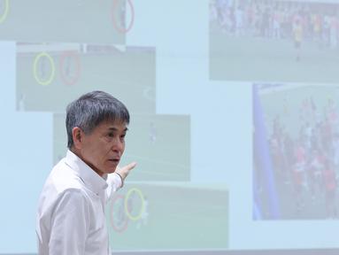 Ketua Komite Wasit PSSI, Yoshimi Ogawa, memberikan pemaparan dalam acara Refeering Workshop for Media yang digelar di Sekretariat PSSI Pers, Jakarta, pada Kamis (23/4/2026). (Bola.com/M Iqbal Ichsan)