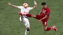 Penyerang Liverpool, Roberto Firmino, berebut bola dengan pemain Tottenham Hotspur, Harry Winks, pada laga Liga Champions 2019 di Stadion Wanda Metropolitano, Madrid, Minggu (2/6). Liverpool menang 2-0 atas Tottenham Hotspur. (AP/Armando Franca)