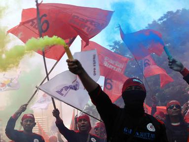 Ratusan buruh saat mengikuti aksi unjuk rasa di kawasan Patung Kuda, Jakarta, Kamis (6/6/2024). (Liputan6.com/Angga Yuniar)