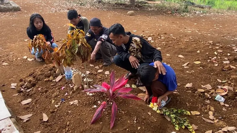 Keluarga korban saat berziarah ke makam Dini Sera Afrianti, di Sukabumi. Dini dikabarkan tewas dianiaya pacarnya anak Anggota DPR RI (Liputan6.com/Istimewa)