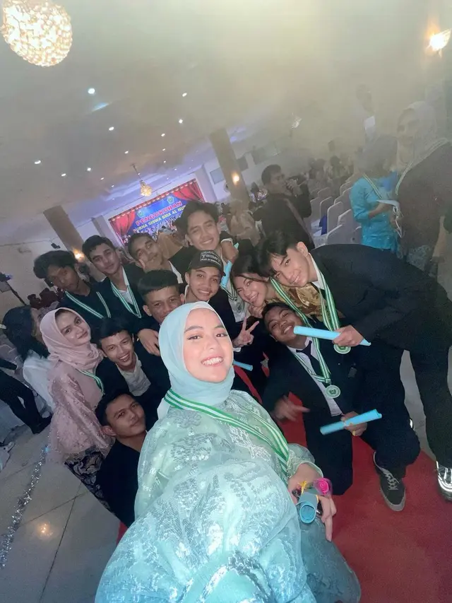 6 Momen Kelulusan Putri DA 4 dari SMA, Penuh Bahagia