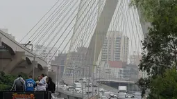 Ratusan pengemudi Uber saat unjuk rasa di Sao Paulo, Brasil (30/10). Mereka memprotes adanya aturan baru yang dibuat pemerintahannya dan dapat mengubah status mereka sama seperti taksi konvensional. (AP Photo / Andre Penner)