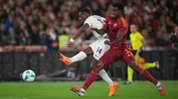 Pemain Inter Milan, Ange-Yoan Bonny (kiri), mencetak gol dalam pertandingan Serie A antara AS Roma dan Inter Milan di Roma, Sabtu, 18 Oktober 2025. (AP Photo/Andrew Medichini)