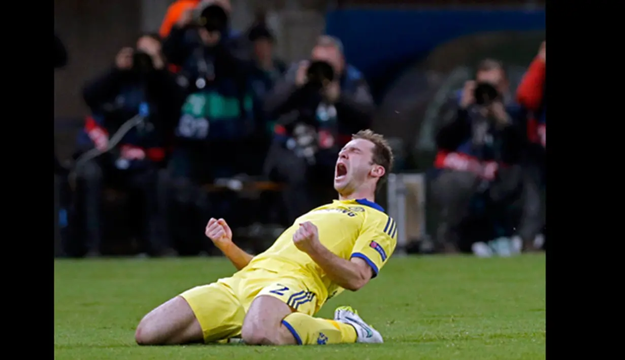 Bek Chelsea, Miroslav Branislav Ivanovic melakukan selebrasi usai mencetak gol ke gawang PSG saat putaran 16 besar Liga Champions di Stadion Parc des Princes , Paris (17/2/2015). PSG bermain imbang dengan Chelsea (1-1). (REUTERS/Christian Hartmann)