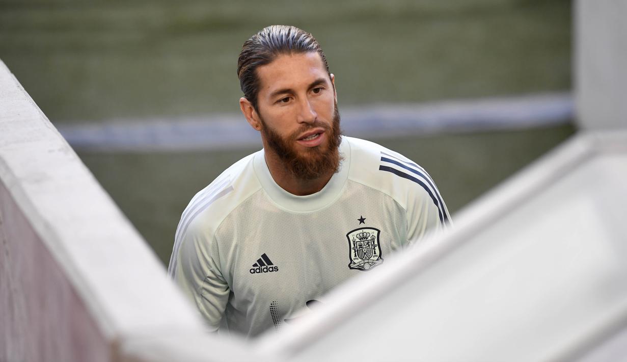 Bek Timnas Spanyol, Sergio Ramos, saat sesi latihan jelang laga UEFA Nations League di Stuttgart, Jerman, Rabu (2/8/2020). Spanyol akan berhadapan dengan Jerman. (AFP/Thomas Kienzle)