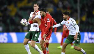 Hristiyan Petrov (kanan) saat memperkuat Timnas Bulgaria. (Nikolay DOYCHINOV / AFP)