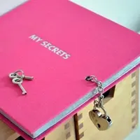 Sebelum ada blog, anak-anak 90-an curhatnya di buku diary yang ada gemboknya. (Via: vk.com)