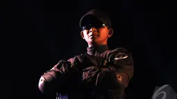 Seorang prajurit TNI bergaya di atas panggung saat wartawan mengambil gambarnya, Jakarta Timur, Minggu (12/10/2014) (Liputan6.com/Miftahul Hayat)