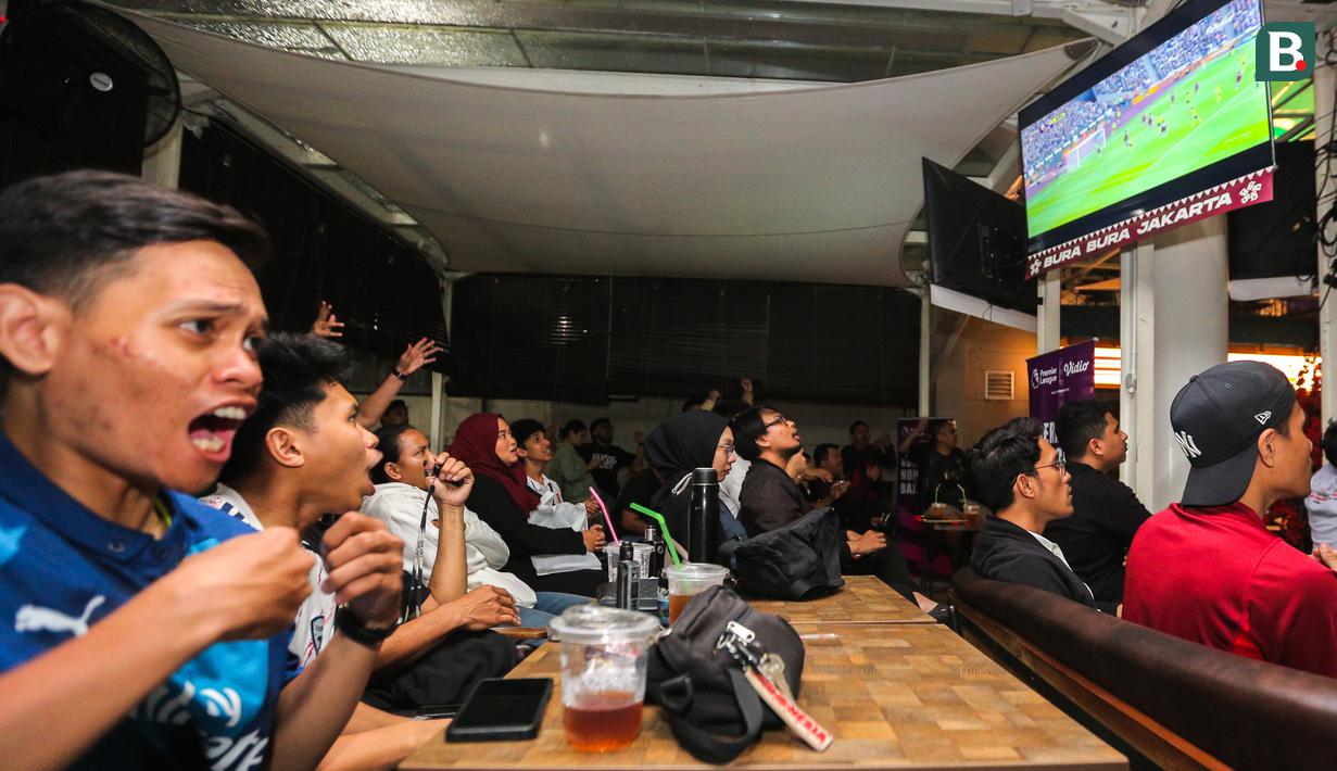 Ekspresi fans Arsenal saat Roaring Night Liga Inggris antara West Ham melawan Arsenal yang berlangsung di Triboon, Cilandak, Jakarta Selatan, Minggu (11/02/2024) malam WIB. (Bola.com/Bagaskara Lazuardi)