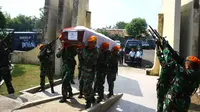 Suasana pemakaman salah satu korban kecelakaan pesawat Hercules C-130, Letda Agus Sriyadi. (Liputan6.com/Naomi Trisna)