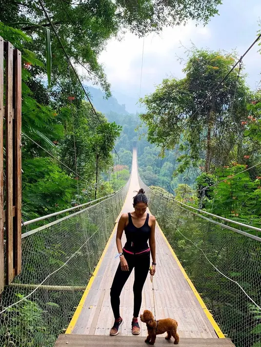 Kegiatan outdoor seperti traveling ke tempat wisata bernuansa alam ini memang menjadi kesukaan Mey Chan. Tak melulu ke tempat yang jauh, Mey Chan juga kerap berkunjung ke tempat wisata yang dekat dengan lokasinya saat ini, seperti ke Situgunung Sukabumi. (Liputan6.com/IG/@ditaofficial.id)