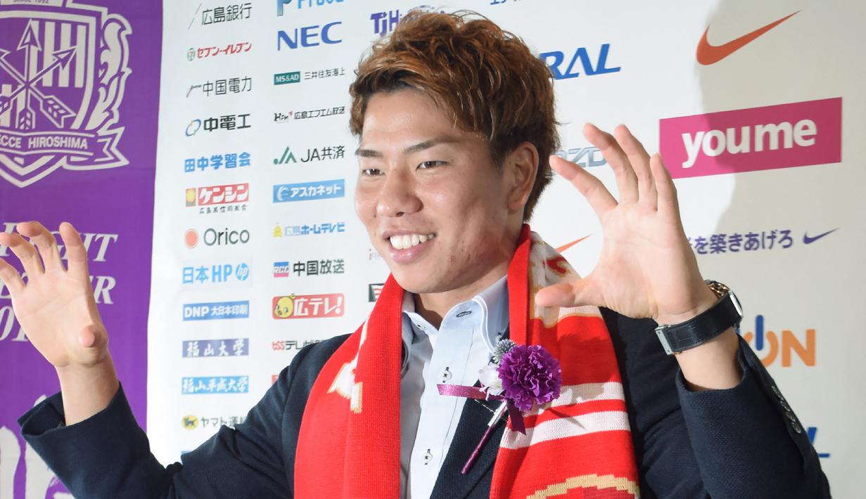 Takuma Asano. Sayap kanan Jepang berusia 27 tahun yang kini membela Vfl Bochum di Bundesliga sejak awal musim 2021/2022 ini pernah bergabung dengan Arsenal selama 3 musim mulai 2016/2017 hingga 2018/2019 usai didatangkan dari Sanfrecce Hiroshima dengan nilai transfer 4 juta euro. Selama 3 musim tersebut ia sama sekali tidak tampil dalam 1 laga pun membela The Gunners dan menghabiskan waktunya sebagai pemain pinjaman bersama VfB Stuttgart dan Hannover 96. (AFP/Jiji Press)