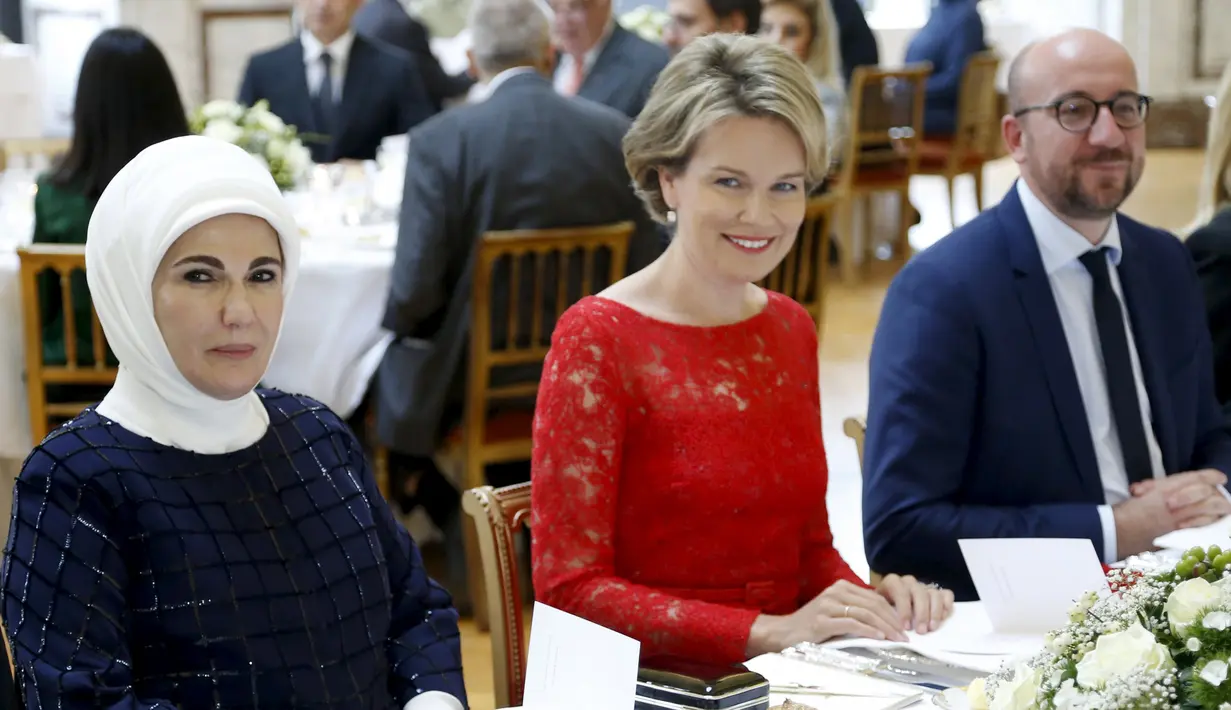 (Ki-ka) Ibu Negara Turki Emine Erdogan, Ratu Belgia Mathilde dan Perdana Menteri Charles Michel menghadiri makan siang resmi di Kastil Kerajaan di Brussels, Belgia (6/10/2015). Emine Erdogan tampil dengan jilbab berwarna putih. (REUTERS / Francois Lenoir)