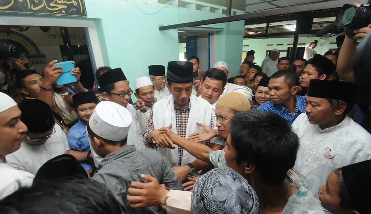 Para santri dan warga tampak berebutan untuk bersalaman dengan capres Joko Widodo. (Liputan6.com/Herman Zakharia)