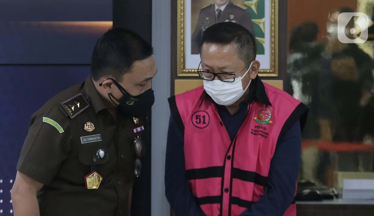Terpidana kasus pembalakan liar dan perusakan alam, Adelin Lis (kanan) dan Kapuspenkum Kejagung, Leonard Eben Ezer Simanjuntak saat rilis penahanan di Gedung Penerangan Kejaksaan Agung, Jakarta, Sabtu (19/6/2021). Adelin Lis ditangkap setelah buron selama 13 tahun. (Liputan6.com/Helmi Fithriansyah)