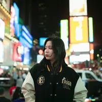 Penampilan Azizi Shafaa Asadel alias Zee JKT48 saat berada di Amerika Serikat. (Foto: Instagram/jkt48.zee)