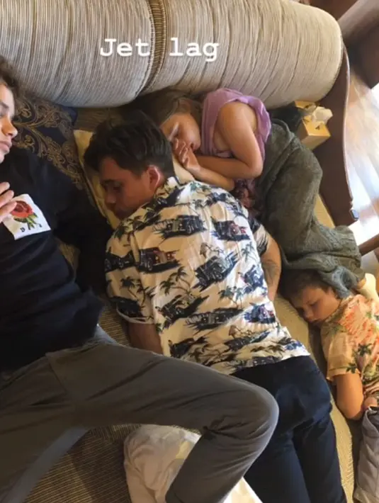 Bahkan Victoria Beckham mengabadikan anak-anaknya dengan pose lucu saat jet leg kala baru tiba di Bali. (instagram/victoriabecham)
