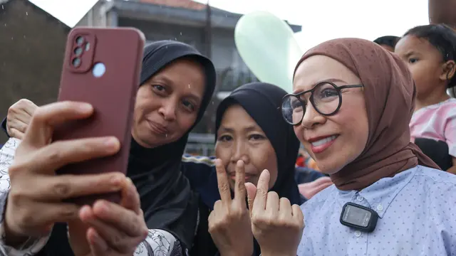 Melly Goeslaw Mulai Kampanye dengan Membagikan Ratusan Susu dan Makanan kepada Warga Cijaura Bandung. (ist)