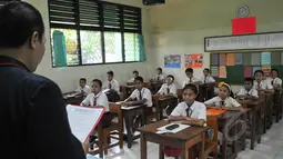 Sejumlah murid SDN 04 Jakarta, bersiap mengikuti Ujian Nasional (UN), Senin (18/5/2015). Sebanyak 153.266 peserta didik SD/MI dan sederajat di Jakarta mengikuti UN yang digelar 18-20 Mei. (Liputan6.com/Herman Zakharia)