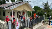 Sejumlah pengurus dan simpatisan PSI Kota Bontang bersama pemuda setempat gelar bakti sosial dengan membersihkan gereja.