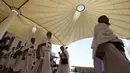Pejabat Kementerian Haji telah meminta orang-orang untuk mengambil tindakan pencegahan untuk menghindari sengatan matahari atau cedera terkait panas. (AP Photo/Amr Nabil)