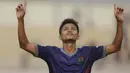 Striker Persita Tangerang, Sirvi Arfani, merayakan gol yang dicetaknya ke gawang Persibat Batang pada laga Liga 2 di Stadion Sport Center, Tangerang, Selasa (2/7). Persita menang 4-0 atas Persibat. (Bola.com/Vitalis Yogi Trisna)