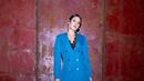 Tampil modis, Raisa memadukan oversized blazer warna electric blue dengan lace top warna hitam.  (Instagram/raisa6690).