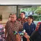 Anggota Bidang Komunikasi Partai Gerindra Andre Rosiade (batik cokelat) mendatangi Kantor Staf Presiden, Rabu (14/8/2019). (Liputan6.com/ Lizsa Egeham)