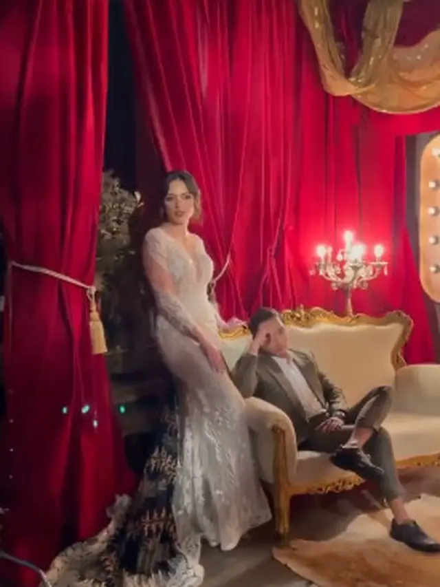 Kompak Pakai Baju Adat, Ini 7 Gaya Pemotretan Abash dan Jeje Bak Prewedding