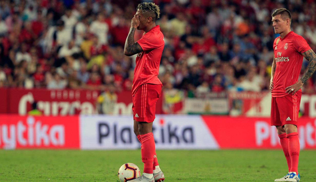 Striker Real Madrid, Mariano dan gelandang Toni Kroos terlihat kecewa usai pertandingan melawan Sevilla pada lanjutan La Liga Spanyol di stadion Sanchez Pizjuan (26/9). Sevilla berhasil mengalahkan Madrid dengan skor telak 3-0. (AP Photo/Miguel Morenatti)