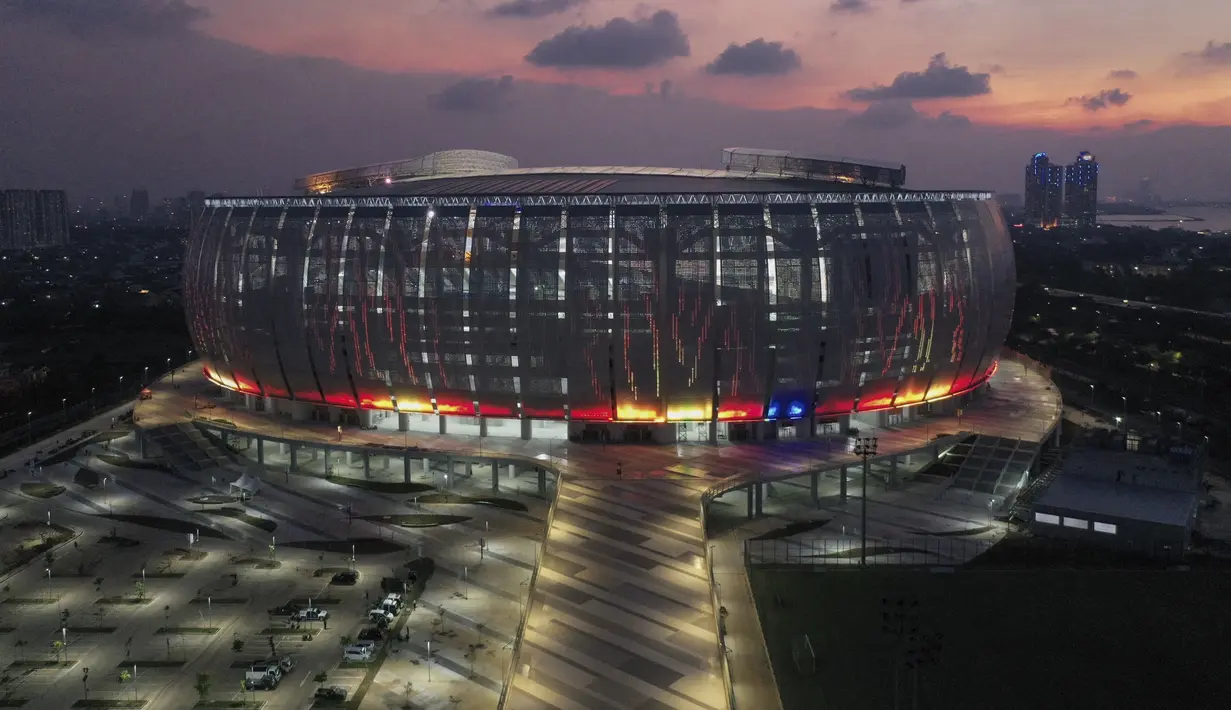 Foto udara yang diambil pada 17 April 2022 ini menunjukkan Jakarta International Stadium (JIS) yang baru didirikan untuk pertandingan sepak bola dan konser musik, di Jakarta. Stadion termegah di Indonesia tersebut mampu menampung 82.000 penonton. (ADEK BERRY/AFP)