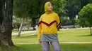 Memadukan sweater berwarna kuning, penampilan Natasha Rizky dengan busana olahraga ini pun curi perhatian. Ia pun memadukan sweater kuningnya dengan kaus dan celana olahraga berwarna abu-abu. (Liputan6.com/IG/@natasharizkynew)