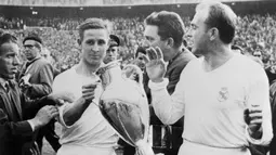 Raymond Kopa. Eks sayap kanan Prancis yang wafat di usia 85 tahun pada 3 Maret 2017 ini memperkuat Real Madrid selama 3 musim mulai 1956/1957 hingga 1958/1959. Ia menjadi pemain Real Madrid kedua yang meraih gelar Ballon d'Or, yaitu pada tahun 1958. Raihannya tersebut sekaligus menggagalkan rekannya di Real Madrid Alfredo Di Stefano untuk mencetak hattrick dalam raihan Ballon d'Or. (AFP/Staff)