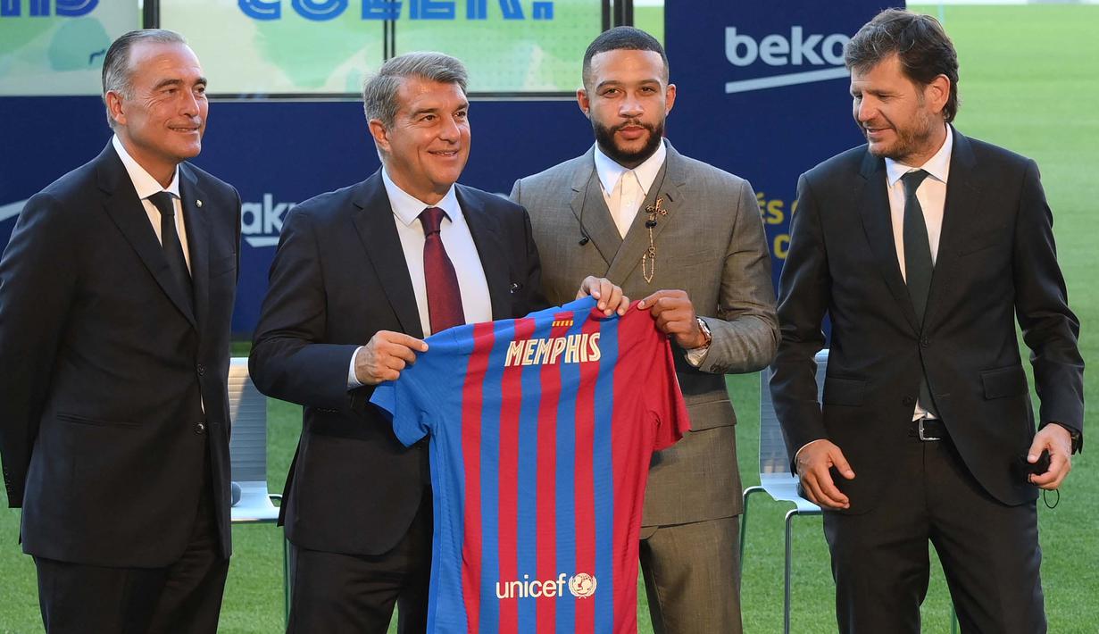 Memphis bergabung dengan Barcelona sebagai free agent setelah kontraknya di Lyon berakhir pada 1 Juli dan secara resmi telah di perkenalkan di Camp Nou pada hari Kamis (22/7/2021) waktu setempat. (Foto: AFP/Lluis Gene)