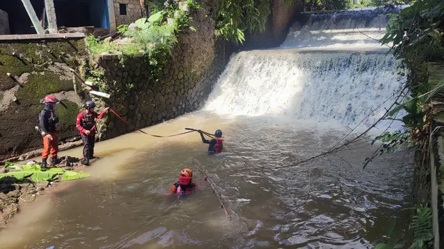 Pencarian pemotor terseret arus banjir di Jalan Dadali Kota Bogor